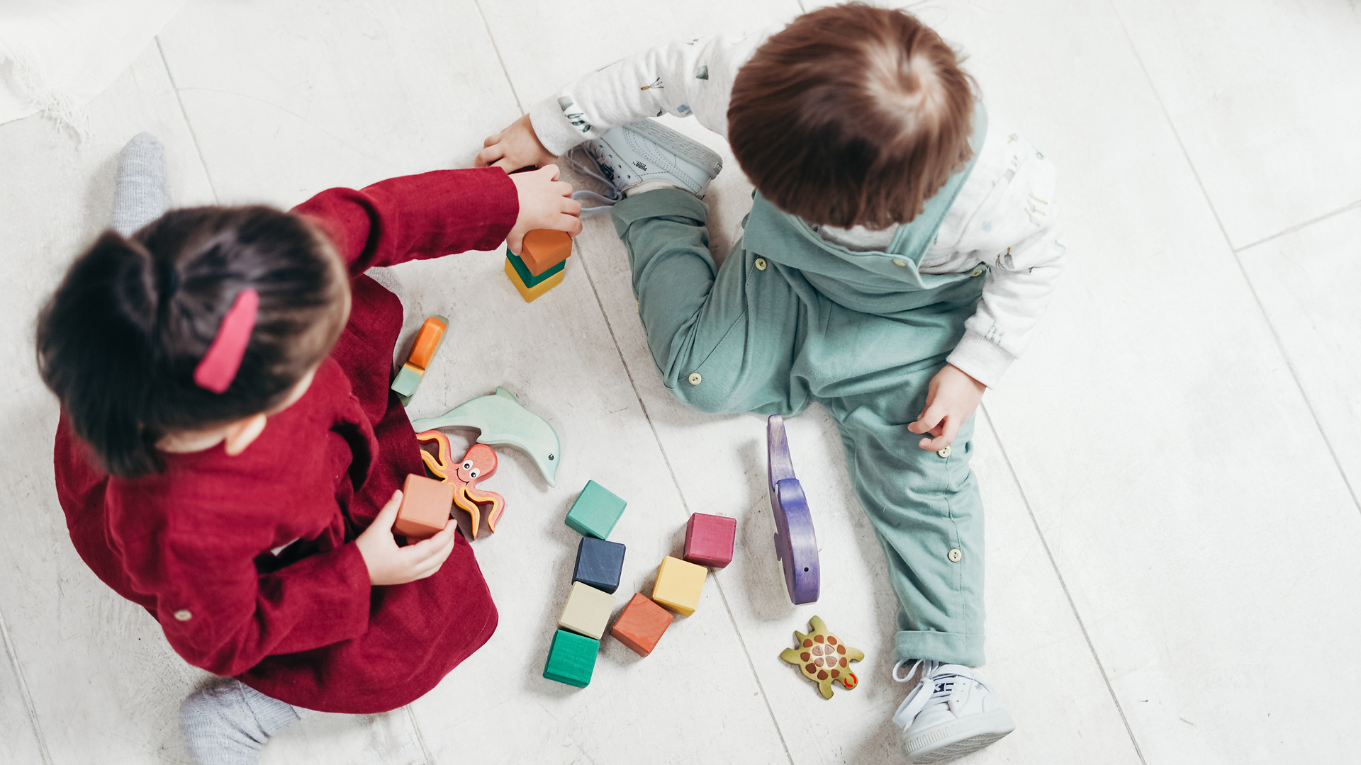 little kids playing blocks 