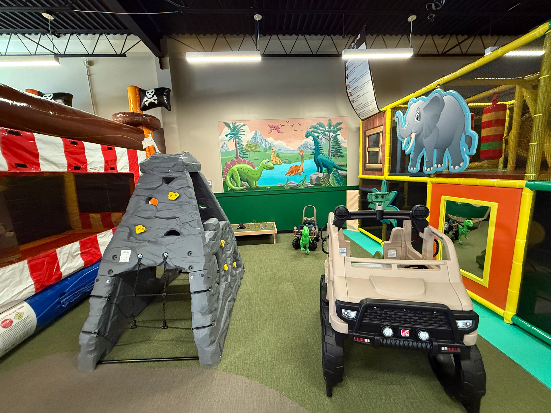 safari pretend play at little explorers